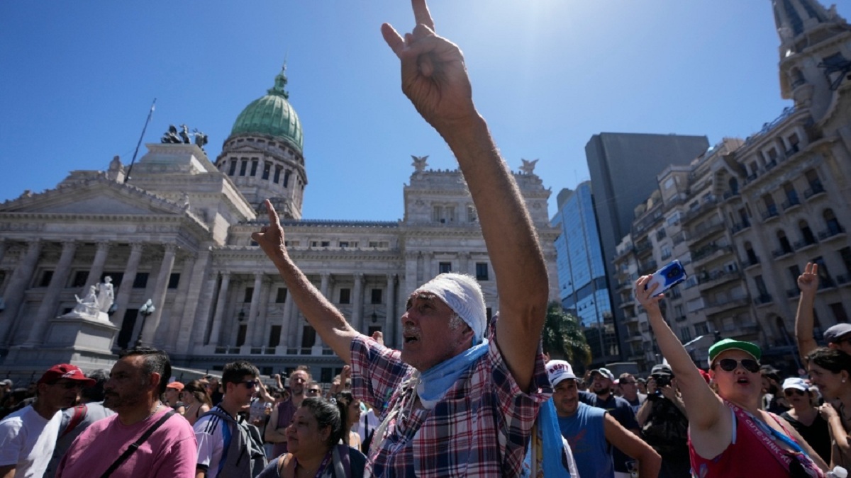 अर्जेन्टिनामा सरकारी मितव्ययिता उपायको विरुद्धमा १२ घण्टाको आम हड्ताल सुरु