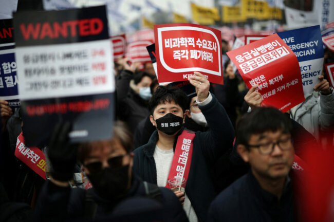दक्षिण कोरियाले आन्दोलनरत चिकित्सकमाथि कानुनी कारबाही सुरु गर्ने